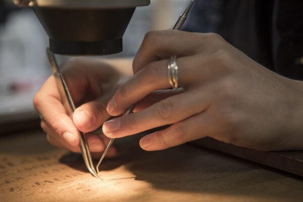Hands on easel