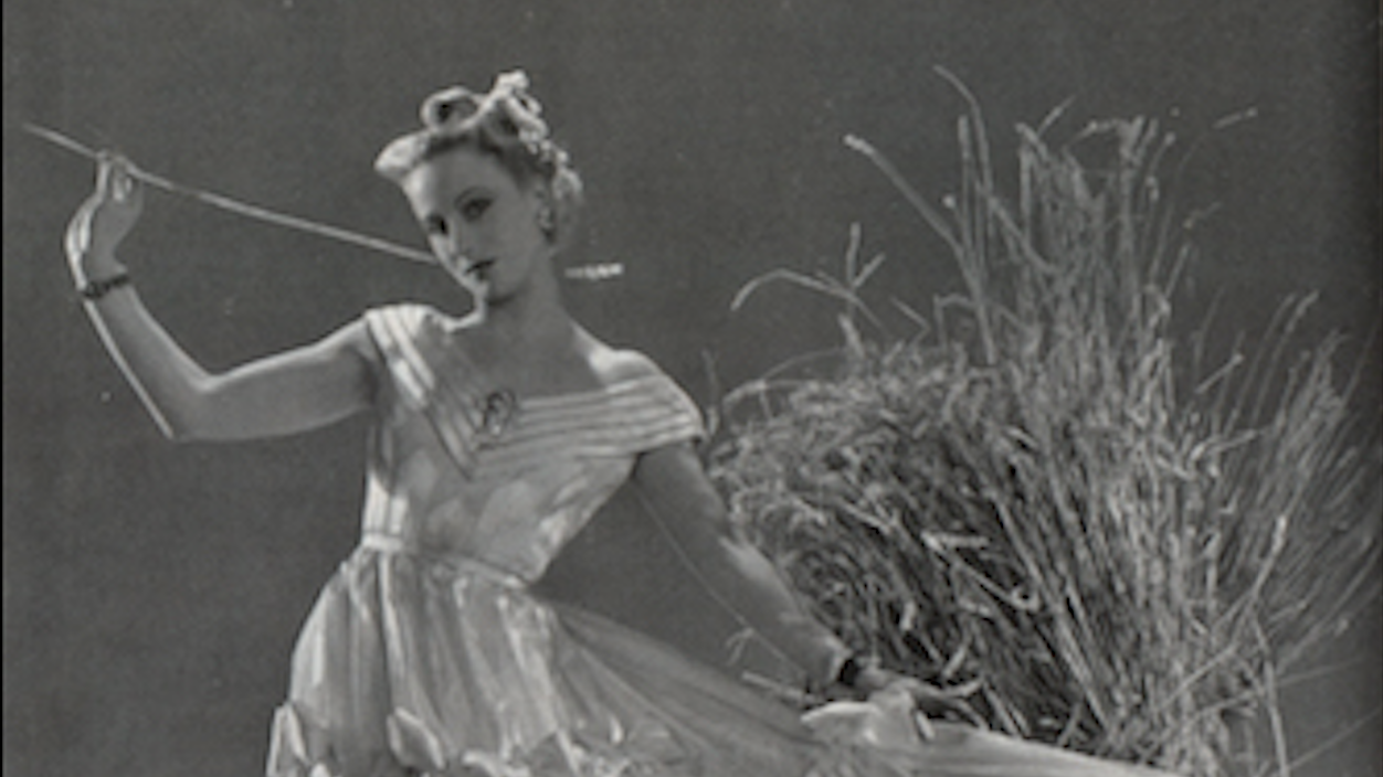 Fig. 4. André, Une Pastorale Anglaise A La Manière de Romney: Tulle et Rubans de Satin, 1939, black and white photograph, Bibliothèque nationale de France, Paris. Copyright Bibliothèque nationale de France.