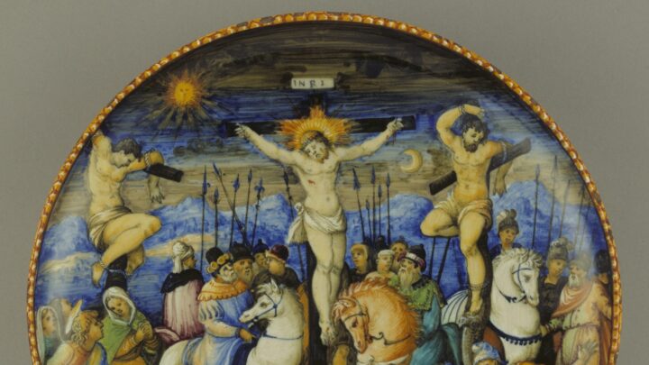 This dish is a painting in miniature, with an exceptional variety of colour, expressive figures, beautifully rendered textures and a dramatic crowd scene. The Christian imagery continues onto the back, with angels hovering in and out of clouds, carrying symbols of Christ’s Passion (Death and Resurrection)