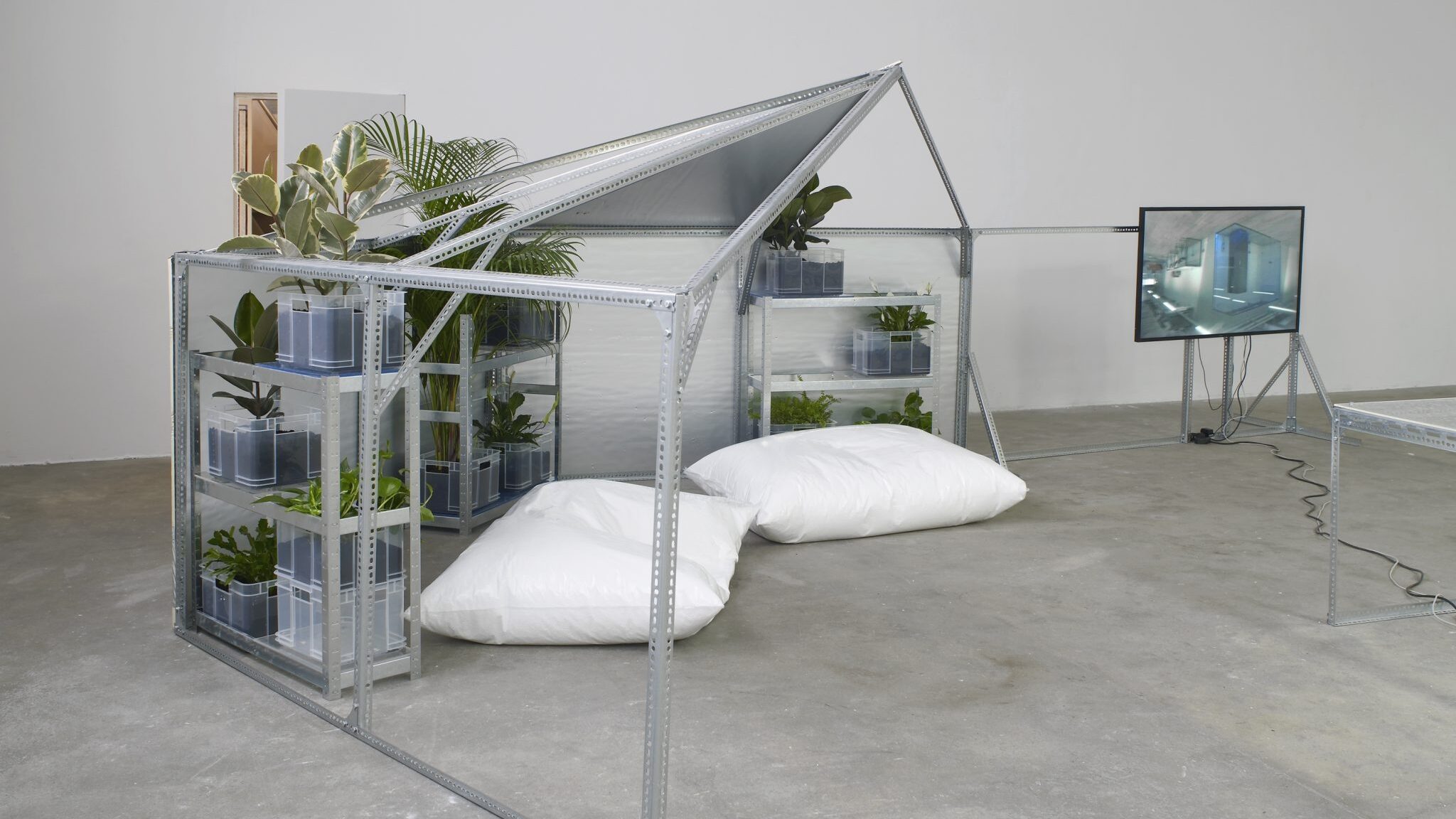 Yuri Pattison's 'user, space'