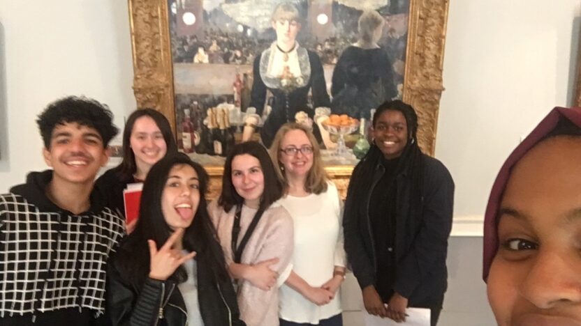 Students in front of a painting, a selfie