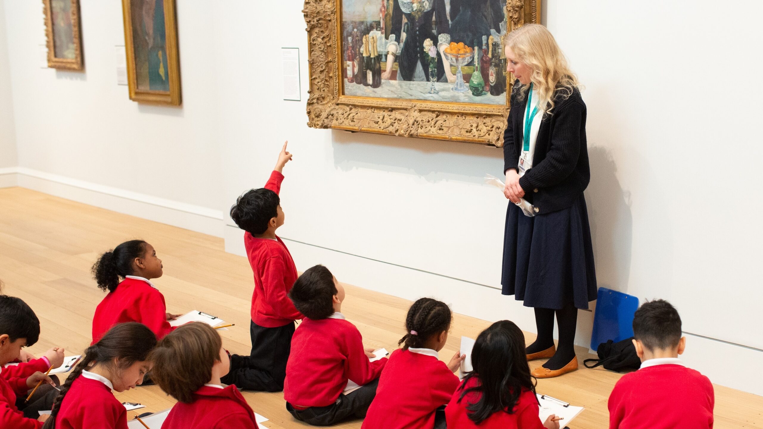School children in a gallery