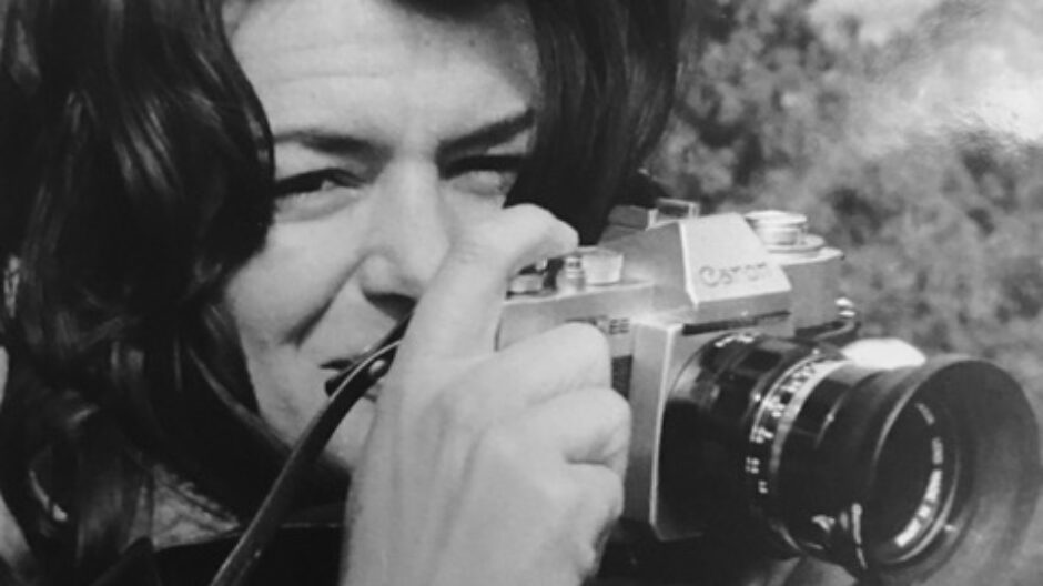 Black and white portrait of Maggie Keswick Jencks holding a camera