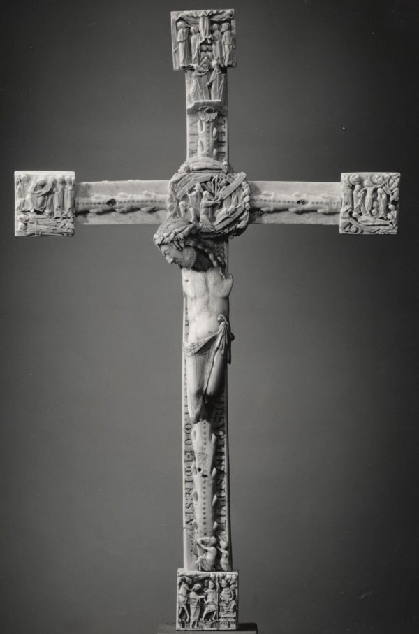 Oslo Corpus (Kunstindustrimuseet, Oslo, Inv. No. 10 314) on the Cloisters Cross in 1970, here dated 1188, both walrus ivory. The Cloisters Collection, The Metropolitan Museum of Art, New York, Acc. No. 63.12. Artwork in the public domain; photograph provided by Florens Deuchler and modified by the author