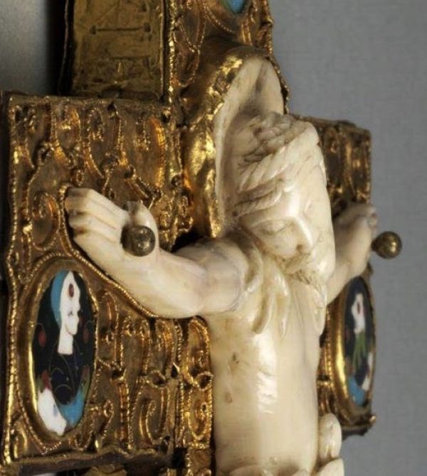 Head of Christ on the Cross, southern England, ca. 1050, walrus ivory. Victoria and Albert Museum, Inv. No. 7943-1862. Artwork in the public domain; courtesy of the Victoria and Albert Museum.