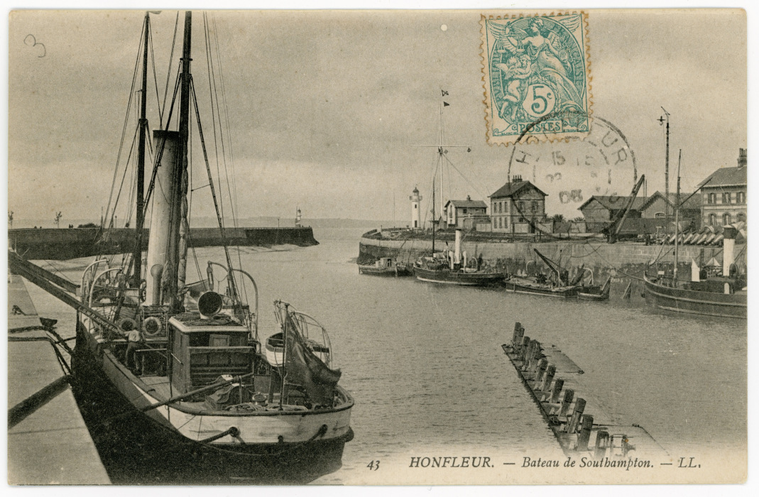 Black and white postcard of a boat docked in a quay, with stamps visible in top right and a title 'HONFLEUR. Bateau de Southampton' in bottom left.