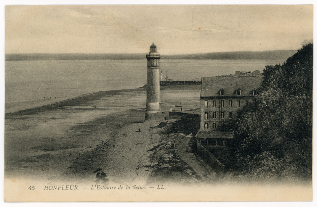 Black and white postcard of an estuary, with sea and beach on the left and a cliff with emerging building on the right. A lighthouse dominates the centre of the scene. Text at the bottom reads 'HONFLEUR - L'estuaire de la Seine. - LL'